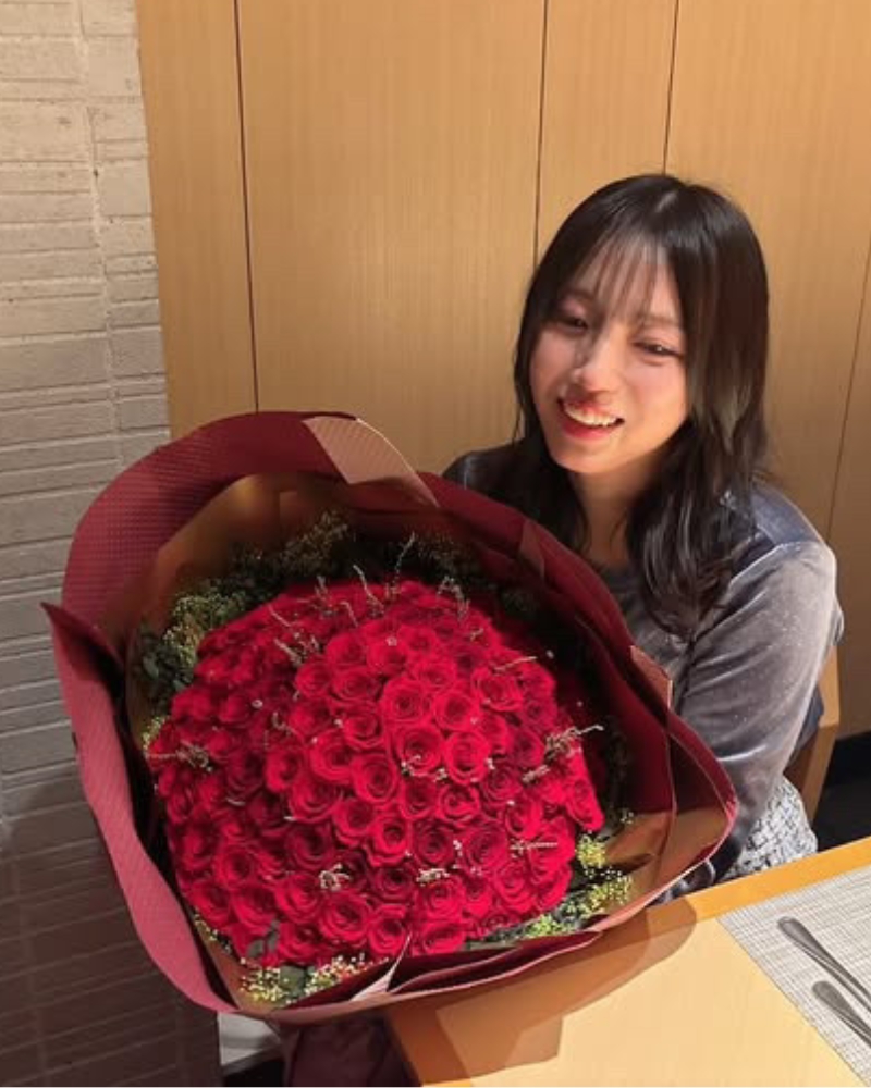 108本の赤バラを受け取り笑顔のお客様