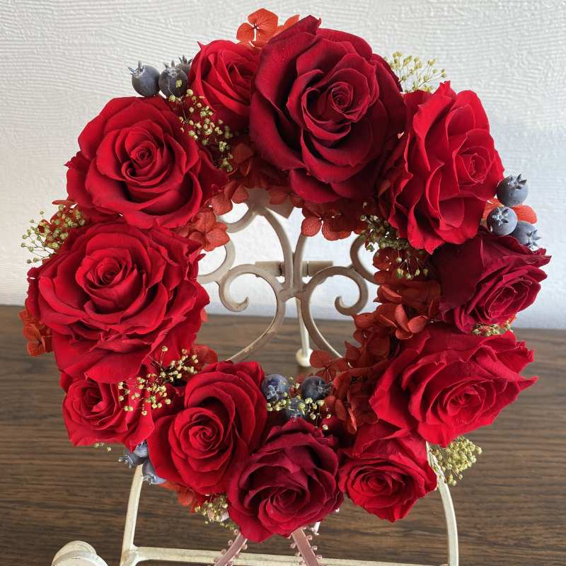 赤バラのリースアレンジ・プロポーズ後も飾れる