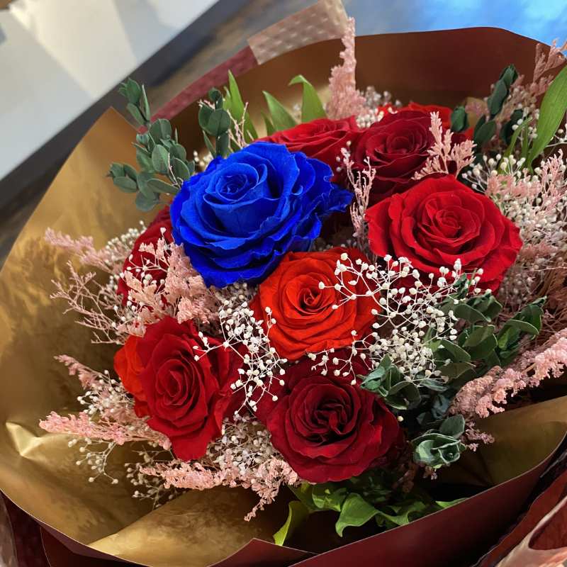青いバラ×赤いバラ 12本ブーケ 別アングル